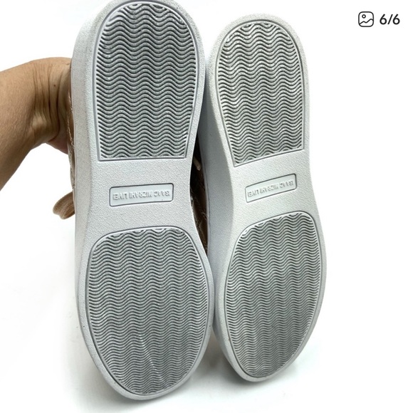 Isaac Mizrahi Metallic Gold Women's Sneakers - Picture 6 of 6